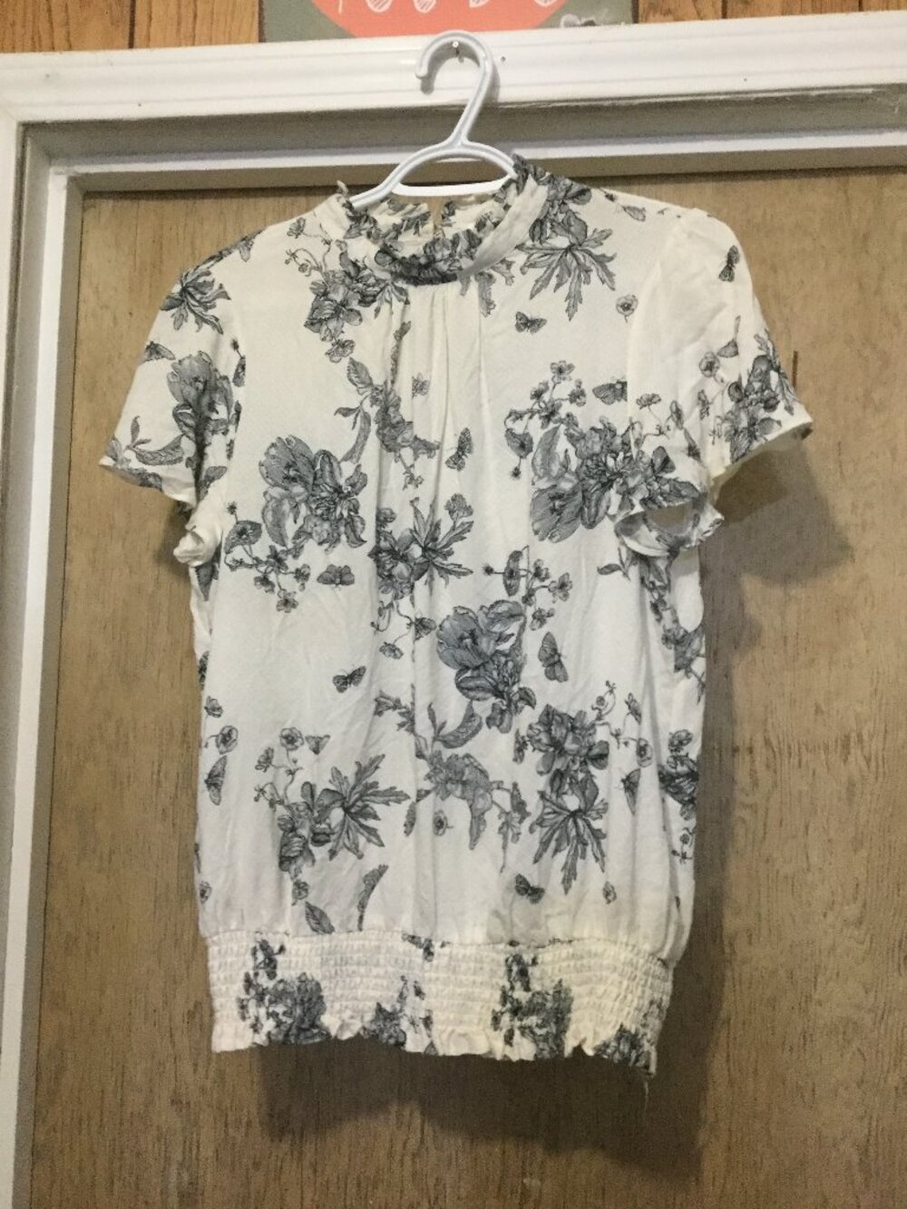 Rose+Olive lightweight blouse floral cream and black measures 21  P2P 25 long